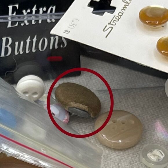 Vintage Mixed Lot of Clothing Coat Buttons in Clear Box - Picture 16 of 16